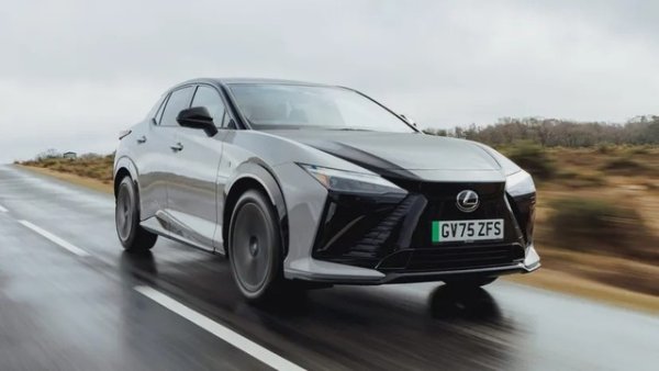 Електрическият кросоувър на Lexus комбинира кормилно управление без механична връзка тип щурвал с къси виртуални предавки. Инженерите умишлено са програмирали накъсано превключване и твърдо удряне в &bdquo;ограничителя на оборотите&ldquo;, ако водачът закъснее с перото &ndash; точно както при спортна кола с къси предавателни числа.
